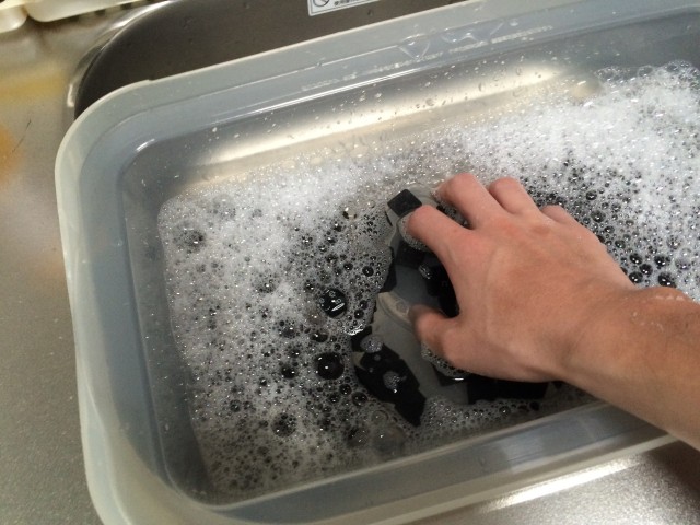 キーを洗浄する。