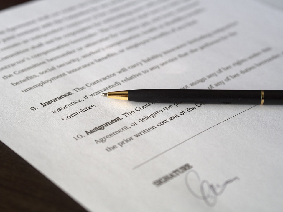 契約書の製本の方法を解説。署名捺印・記名押印の違いとは？
