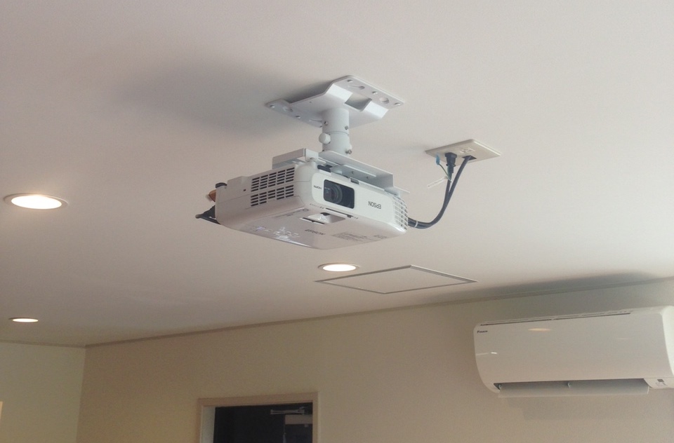 オフィスのプロジェクターは天井に設置する天吊りがおすすめ
