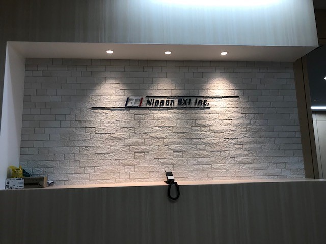 アクリル切り文字ピン差し施工で会社のロゴを美しく