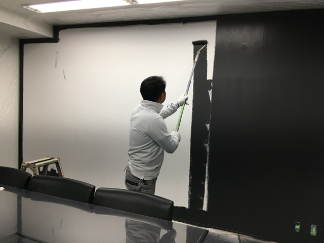 【塗装工事】会議室の壁を黒く塗ると・・・