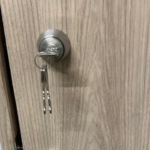 オフィスのセキュリティーを強化しよう～あっという間に木製ドアを鍵付きドアにした事例～